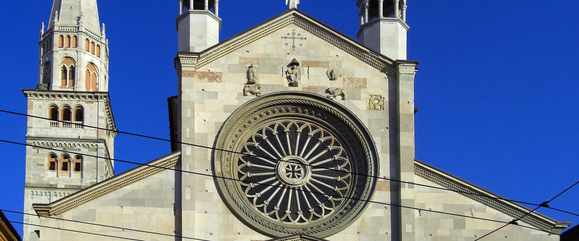 Panoramica del Duomo di Modena e Ghirlandina foto di Matteolel